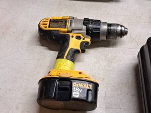 lot 28 image: DeWalt 12 18V Cordless DrillDriver DCD940 with Battery
