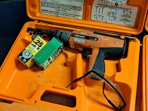 lot 33 image: ITW Ramset  Red Head D45 Fastener with Replacement Disc Loads and Plastic Case