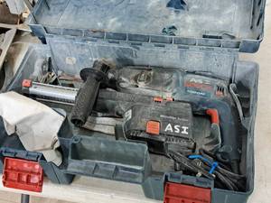 lot 37 image: Bosch Hammer Drill 11250VSRD with Micro-Filter System and Case