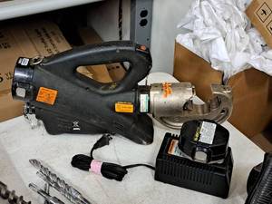 lot 42 image: Battpac LT Cordless Cordless Hydraulic Crimping Tool with (2) Makita 1435 Ni-MH 14.4V 3.0Ah Batteries, Charger