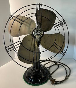 lot 7 image: Vintage General Electric Oscillating Fan