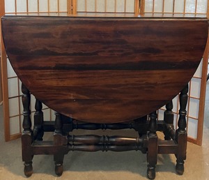 lot 11 image: Vintage Drop Leaf Gate Leg Table