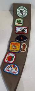 lot 14 image: Vintage 1980s Brownie Girl Scout Sash and 48 Patches