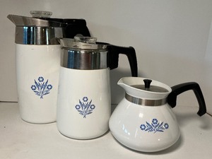 lot 49 image: Vintage Corning Ware Blue Cornflower Coffee and Tea Pots