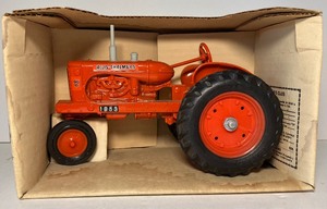 lot 58 image: 116th Scale Ertl Allis Chalmers WD-45 Tractor in Box