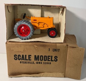 lot 85 image: Minneapolis Moline 116th Cast Metal Tractor