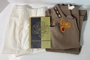 lot 94 image: Vintage 1970-80s Girl Scout Brownie Uniform Badges and Handbook