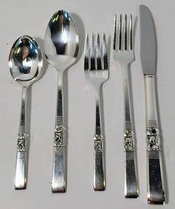 lot 123 image: Very Nice Set of Flatware by Oneida -Community Morningstar 60 PC