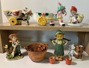 lot 130 image: Vintage Planters and Figurines