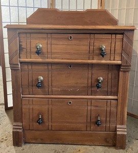 lot 138 image: Vintage Commode