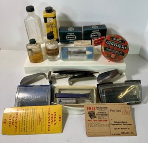 lot 140 image: Lot of VintageAntique Shaving Vanity Items