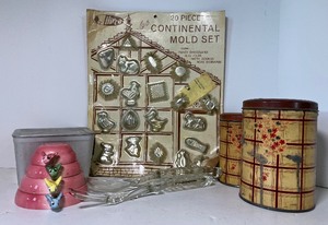 lot 142 image: Vintage Kitchen Collectibles Bumble Bee Stacking Measuring Cups NOS HIRCO Mold Set, Canisters