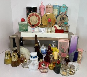 lot 160 image: Large Lot Vintage Toiletry Vanity Items Powders Tins