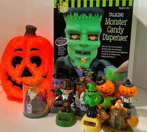 lot 177 image: Halloween Decor Talking Candy Dispenser, Bobbleheads