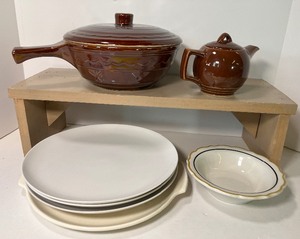 lot 196 image: Pottery Lot Marcrest, McCoy, Franciscan Ware