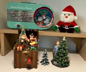 lot 205 image: Mr. Christmas North Pole Snow Tunes Radio and Decor