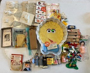 lot 235 image: Large LOT of Vintage Cake Decorating Items