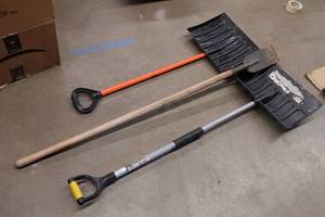 2 Shovels with Ice Chipper
