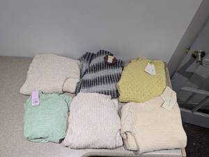 lot 4 image: (6)  BRAND NEW WOMENS SWEATERS SIZE LARGE