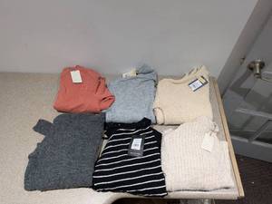 lot 7 image: (6)  BRAND NEW WOMENS SWEATERS SIZE XS