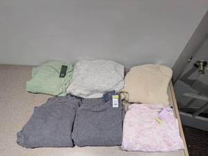 lot 10 image: (6)  BRAND NEW WOMENS SWEATERS SIZE LARGE