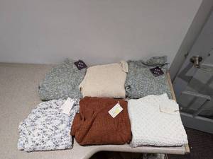 lot 11 image: (6) BRAND NEW WOMENS SWEATERS SIZE EXTRA LARGE