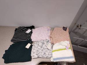 lot 12 image: (6) BRAND NEW WOMENS SWEATERS SIZE XXL
