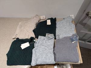 lot 13 image: (6) BRAND NEW WOMENS SWEATERS SIZE EXTRA SMALL