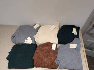 lot 16 image: (6) BRAND NEW WOMENS SWEATERS SIZE LARGE