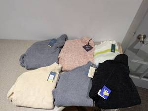 lot 17 image: (5) BRAND NEW WOMENS SWEATERS SIZE XXL & ONE ZIPPER JACKET