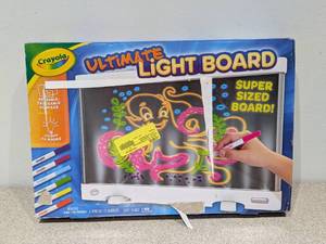 lot 18 image: CRAYOLA ULTIMATE LIGHTBOARD