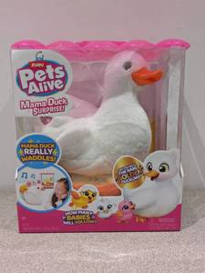 lot 29 image: BRAND NEW ZURU PETS ALIVE MAMA DUCK SURPRISE