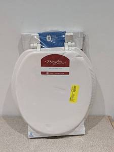 lot 103 image: BRAND NEW MAYFAIR BY BEMIS TOILET SEAT