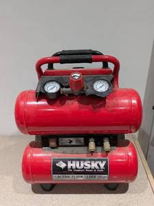 lot 104 image: HUSKY AIR COMPRESSOR (POWERED ON NEEDS REPAIR)