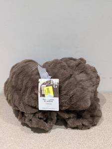 lot 114 image: BRAND NEW BHG FAUX FUR THROW