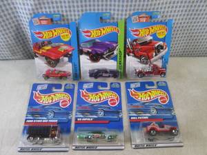 (G-1) Assorted Hot Wheels in Packag...