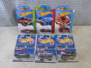 (G-1) Assorted Hot Wheels in Packag...