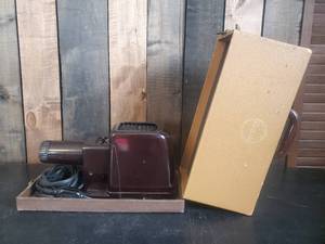 lot 83 image: Amazing 1940s Bakelite Kodak Slide Projector in Fantastic Condition, Art Deco for Display or use