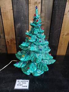 lot 104 image: Vintage large Atlantic Mold Christmas Tree  Vibrant color