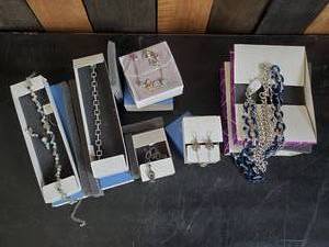 lot 11 image: New Never worn Lia Sophia Jewelry Very Pretty
