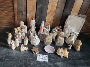 lot 36 image: Beautiful lot of Willow Tree angels and much more