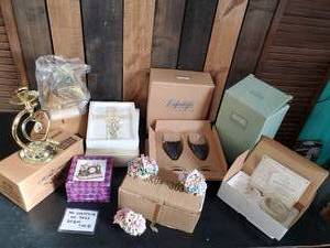 lot 51 image: Lof of Avon Lifestyle Solutions and Home Interiors Items