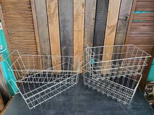 lot 105 image: 4 Wire Baskets 2 different Sizes