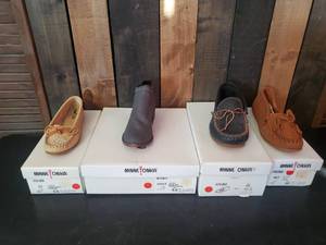 lot 130 image: 4 Minnetonka Moccasin Mixed lot of Sizes and Styles