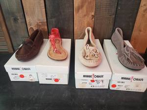 lot 120 image: 4 Minnetonka Moccasin Mixed lot of Sizes and Styles