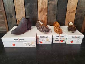 lot 137 image: 4 Minnetonka Moccasin Mixed lot of Sizes and Styles