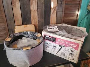 lot 139 image: New Never used Masterbuilt Elite Water Smoker Grill