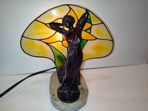 lot 2 image: Gorgeous Tiffany - Style Stained Glass Lamp