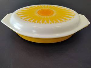 lot 1 image: RARE Pyrex Daisy Divided Vintage Serving Dish