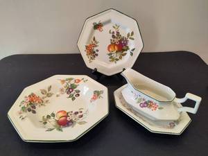 lot 5 image: Johnson Brothers Fresh Fruit Pattern Serving Pieces